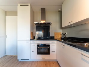 Fridge, microwave, stovetop, dishwasher - House near Scherpenisse Beach with Garden (Scherpenisse)