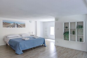 2 dormitorios, caja fuerte, escritorio y tabla de planchar con plancha