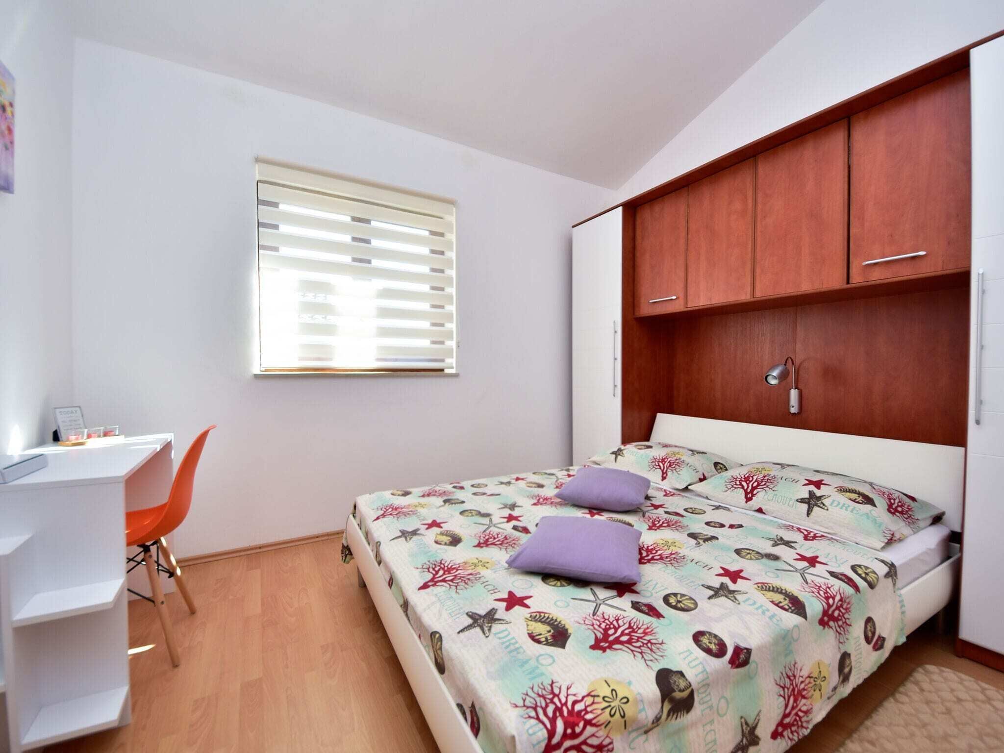 Une chambre à coucher avec un lit, un bureau et une chaise.