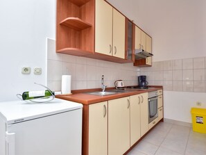 Réfrigérateur, un four, surface de cuisson, cafetiÚre-théiÚre