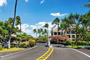 Property grounds - Hilton Pool Pass incl - Spacious & Relaxing Resort Gem ~ View ~ Pool ~ Gym (Waikoloa)