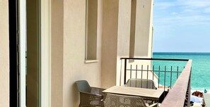 Outdoor dining - M389 - Marcelli, new three-room apartment on the sea with private beach (Marcelli)