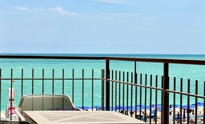 Outdoor dining - M389 - Marcelli, new three-room apartment on the sea with private beach (Marcelli)