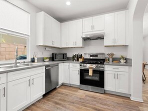 Kjøleskap, mikrobølgeovn, ovn og kokeplater