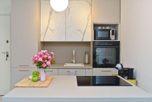 Køleskab, mikrobølgeovn, ovn, kogeplade