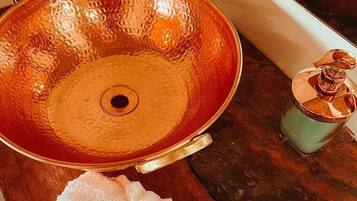 Douche, serviettes fournies, savon, shampoing