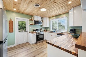 Kjøleskap, mikrobølgeovn, ovn og kokeplater