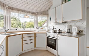 Kjøleskap, kokeplater, oppvaskmaskin og kaffetrakter/tekoker