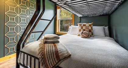 The Chalet 7 bedroom near Sugarloaf, Snowmobile/UTV, Hiking, Golf and Flagstaff