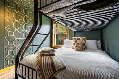 The Chalet 7 bedroom near Sugarloaf, Snowmobile/UTV, Hiking, Golf and Flagstaff