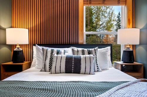 The Chalet 7 bedroom near Sugarloaf, Snowmobile/UTV, Hiking, Golf and Flagstaff