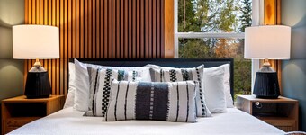 The Chalet 7 bedroom near Sugarloaf, Snowmobile/UTV, Hiking, Golf and Flagstaff