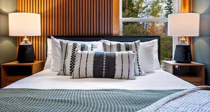 The Chalet 7 bedroom near Sugarloaf, Snowmobile/UTV, Hiking, Golf and Flagstaff