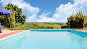 A swimming pool with a clear view of green hills and a blue sky. - Apartment in Peccioli with Pool and Wine Tasting (Peccioli)