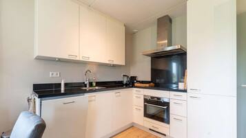 Réfrigérateur, micro-ondes, plaque de cuisson, lave-vaisselle