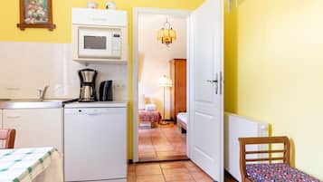 Kühlschrank, Mikrowelle, Herdplatte, Wasserkocher mit Kaffee-/Teezubehör