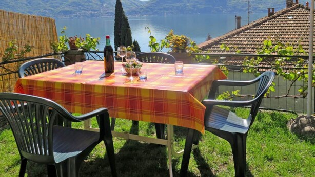 Ein Tisch im Freien mit Blick auf Berge und einen See.