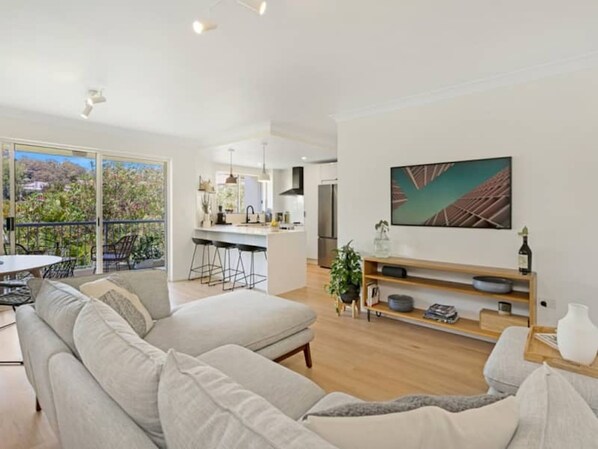 32-inch flat-screen TV with satellite channels - Paradise Grove Holiday Apartments (Burleigh Heads)