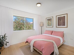 Room - Paradise Grove Holiday Apartments (Burleigh Heads)