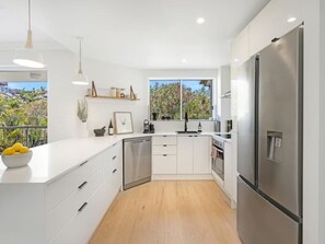 Full-sized fridge, oven, coffee/tea maker, electric kettle - Paradise Grove Holiday Apartments (Burleigh Heads)