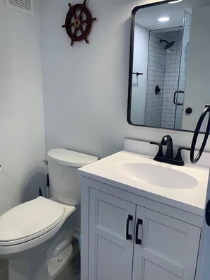 Shower, hair dryer, towels, shampoo - Beach Hair; Don't Care, Spring Break is Calling, Book Now! (Galveston)