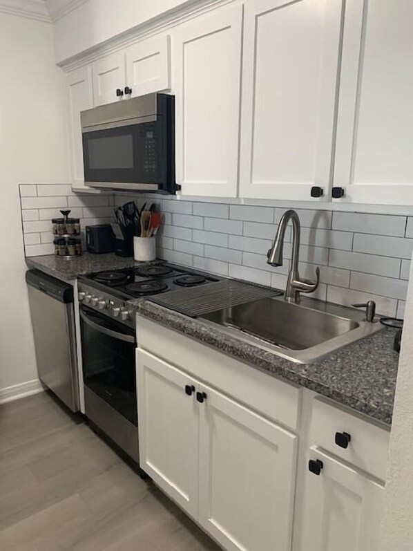 Een koelkast, een microgolfoven, een oven, een kookplaat