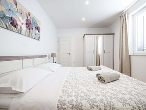 3 bedrooms, iron/ironing board, WiFi