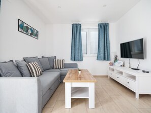 TV - Holiday Home in Maslenica with Sea View (Maslenica)