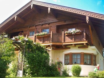 Außenseite Ferienhaus [Sommer]