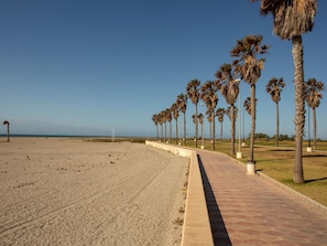 Beach nearby - Beachside Apartment with Pool (Roquetas de Mar)