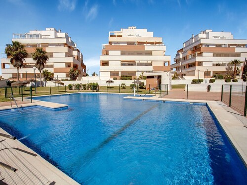 Appartement aan het strand met zwembad