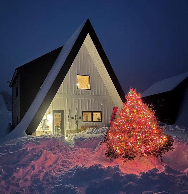 Exterior - Saddleback - Parmachenee A-Frame 4 - Bluebird Day (Sandy River Plantation)