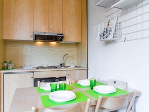 Réfrigérateur, four, plaque de cuisson, cafetière/bouilloire