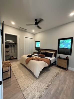 3 habitaciones, escritorio, tabla de planchar con plancha y wifi