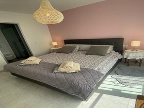 4 bedrooms, iron/ironing board, WiFi