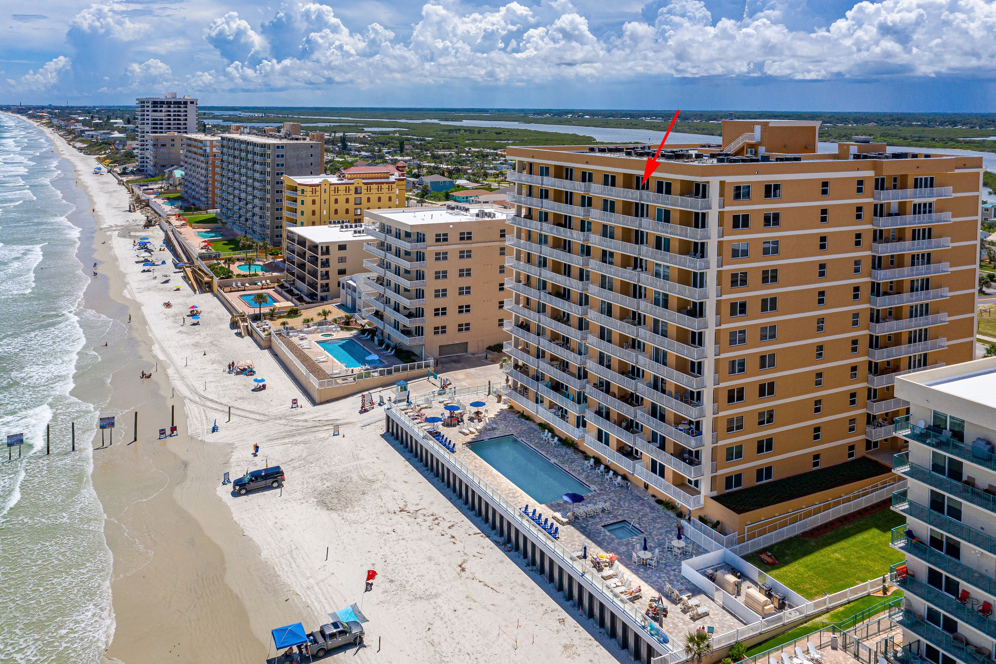 Penthouse 4 bedroom 3 bathroom oceanfront year round heated pool and BBQ 