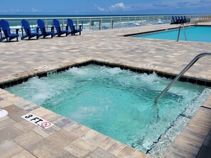 Een buitenzwembad en een verwarmd zwembad