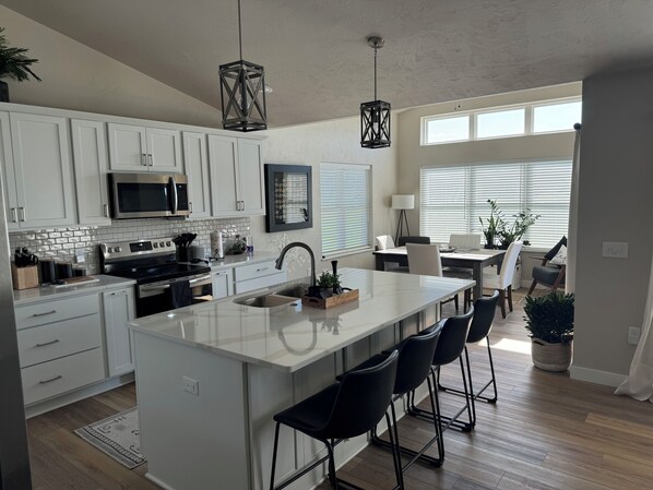 Frigorífico, microondas, horno y placa de cocina