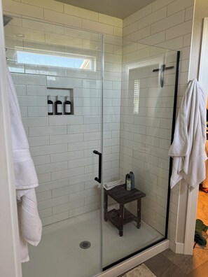 Shower, towels, soap, toilet paper - Full home available for EAA 2025. Minimum 7 day rental. (Oshkosh)