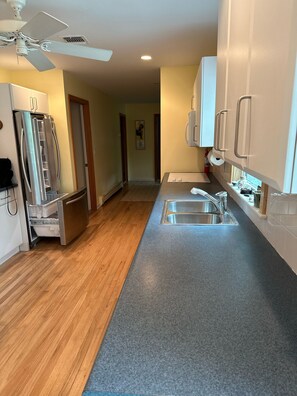 Fridge, oven, stovetop, dishwasher - Paradise in East Quogue, NY (East Quogue)