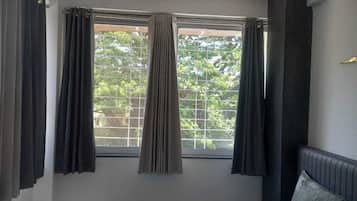 2 habitaciones, escritorio, tabla de planchar con plancha y wifi gratis
