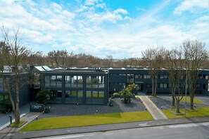 Front of property - evening/night - Tibet Hotel am Airport (Ratingen)