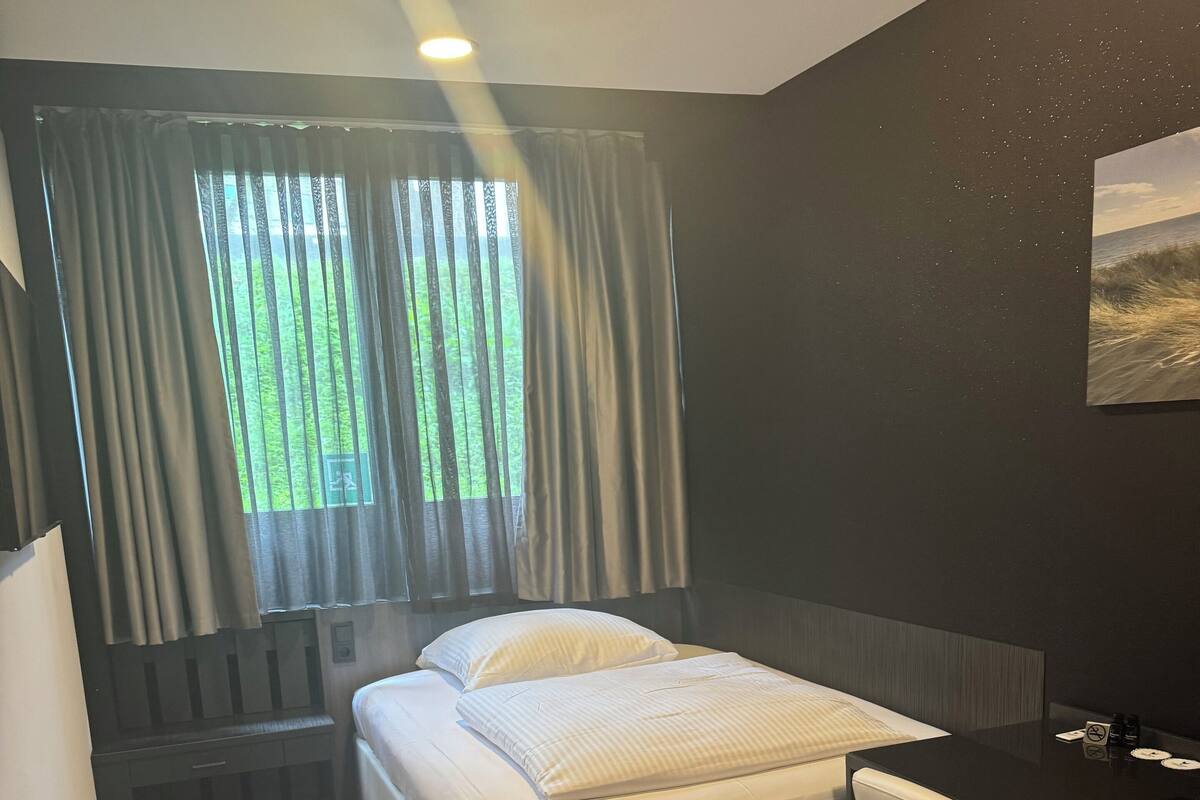 Een hotelkamer met een bed, een bureau en een stoel.