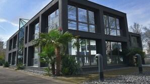 Un edificio moderno caratterizzato da ampie vetrate e un design simmetrico.