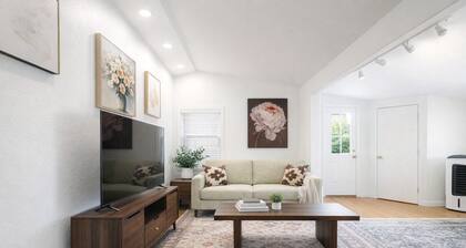 Charming Cottage - Prime Location - Garage - 1BD