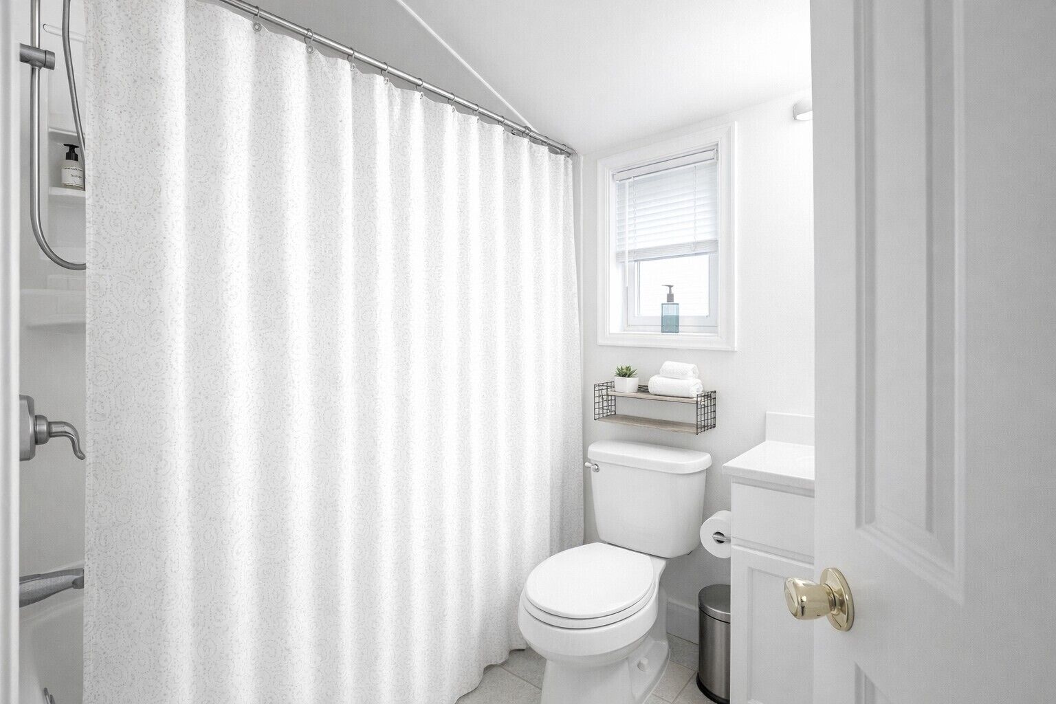 Séchoir à cheveux, serviettes fournies, savon, papier de toilette