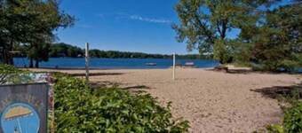 Modern Apt w/ 2 Kings 1/2 mile to DT Libertyville!