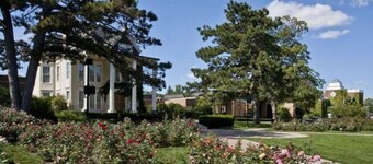 Modern Apt w/ 2 Kings 1/2 mile to DT Libertyville!