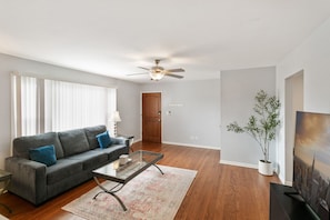 Smart TV - Modern Apt w/ 2 Kings 1/2 mile to DT Libertyville! (Libertyville)