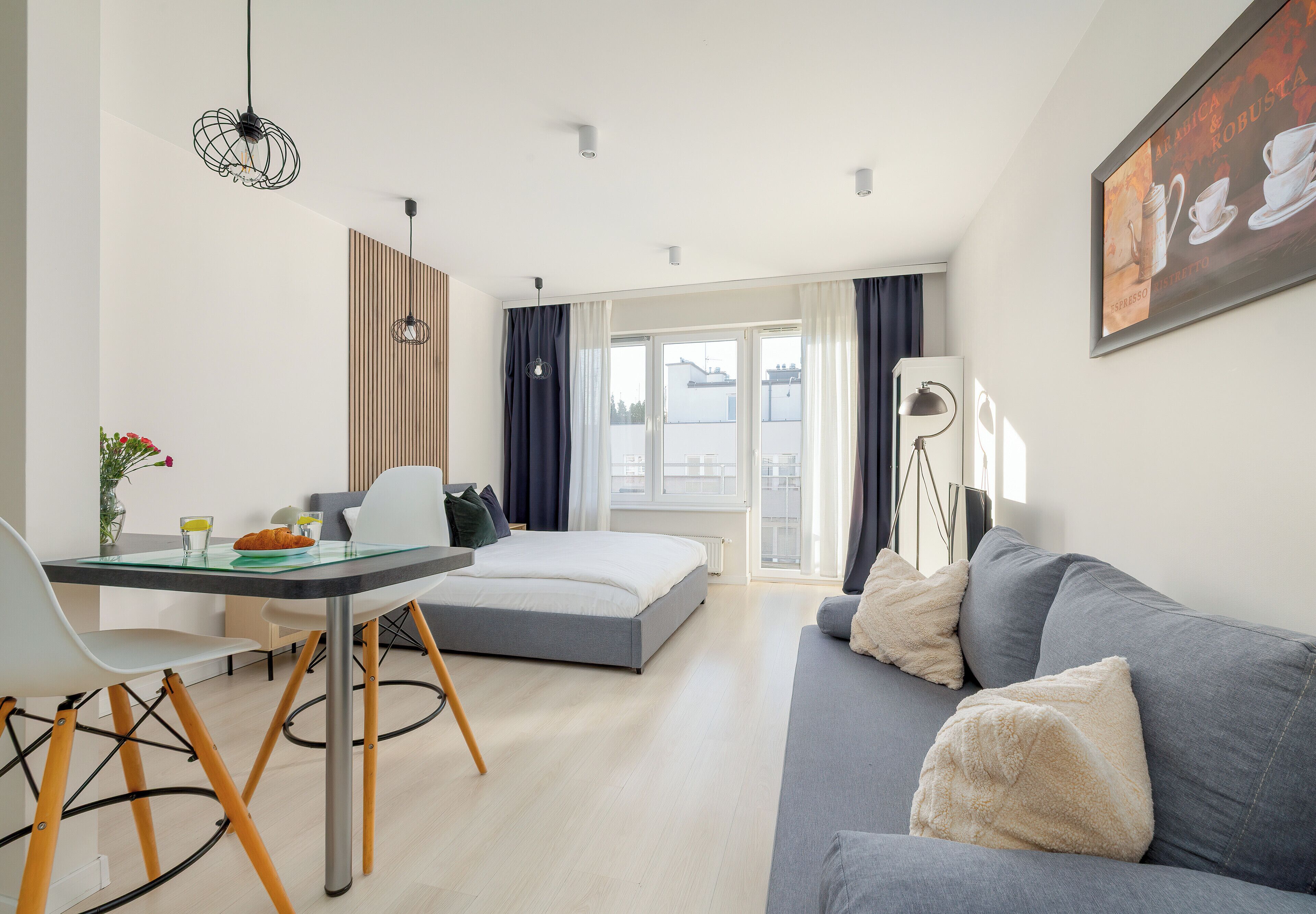 Tabla de planchar con plancha, wifi y ropa de cama 